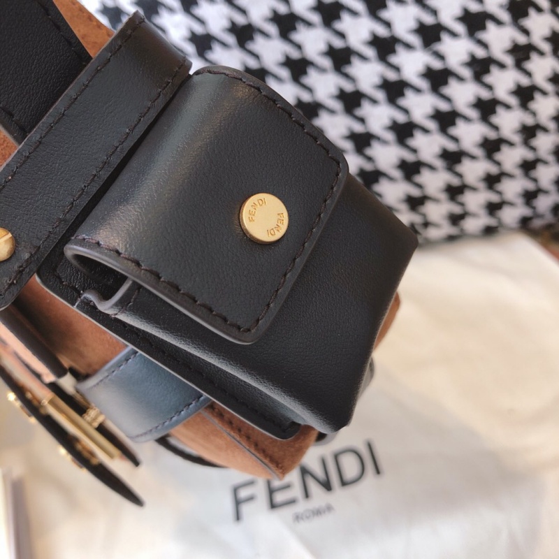 8BR778 FENDI芬迪 棕色麂皮中號(hào)黑色皮革綁帶單肩包 Fendi法棍包