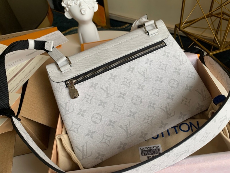 M30411 LV OUTDOOR FLAP 信使包 Taiga 皮革配帆布男包 白色