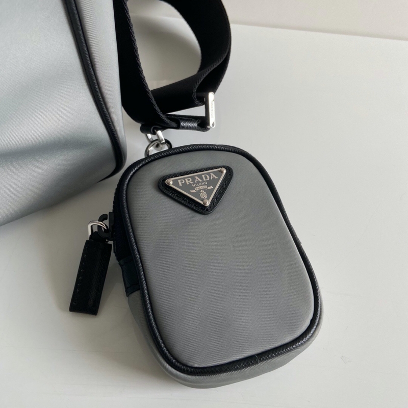 2VH110 Prada 尼龍和Saffiano 皮革斜挎包 三合一男包 灰色