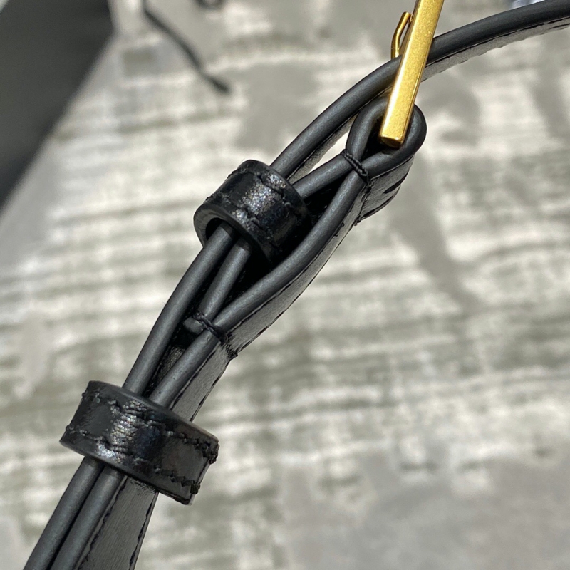 285060 YSL圣羅蘭女包 CARRE光滑皮革肩背包 黑色