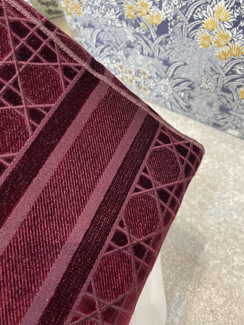 M0565 迪奧Dior 中號 Lady D-Lite 手袋 天鵝絨刺繡藤格紋 酒紅色