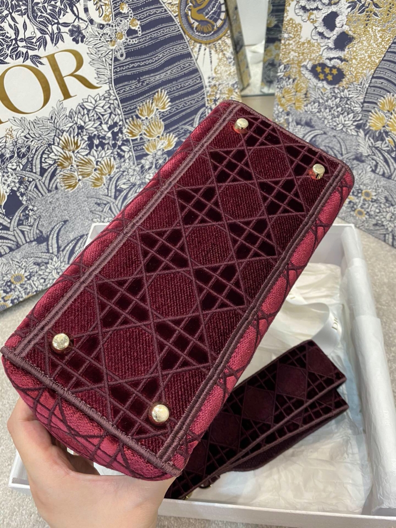 M0565 迪奧Dior 中號 Lady D-Lite 手袋 天鵝絨刺繡藤格紋 酒紅色