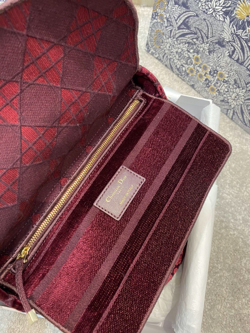 M0565 迪奧Dior 中號 Lady D-Lite 手袋 天鵝絨刺繡藤格紋 酒紅色