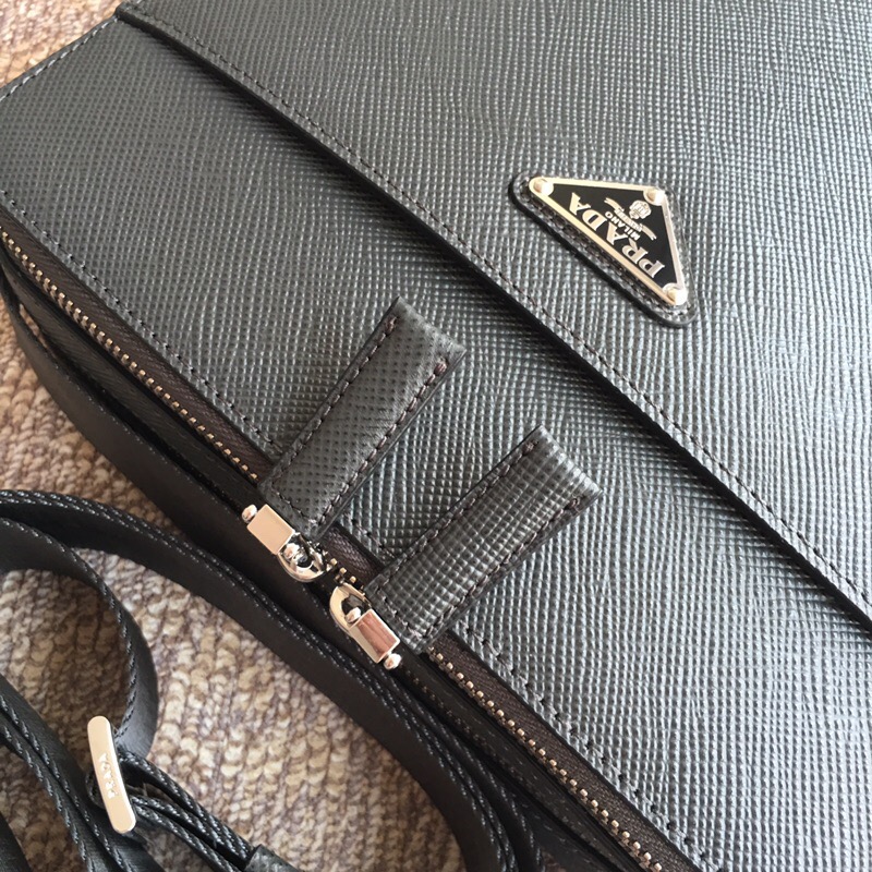 2VH004 Prada普拉達(dá) Saffiano 皮革斜挎包 普拉達(dá)郵差包