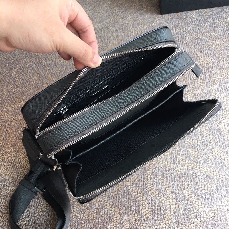 2VH004 Prada普拉達(dá) Saffiano 皮革斜挎包 普拉達(dá)郵差包