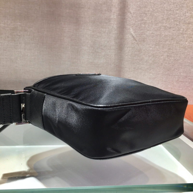 2VH112 Prada普拉達尼龍斜挎包 三合一郵差包 紅色徽標