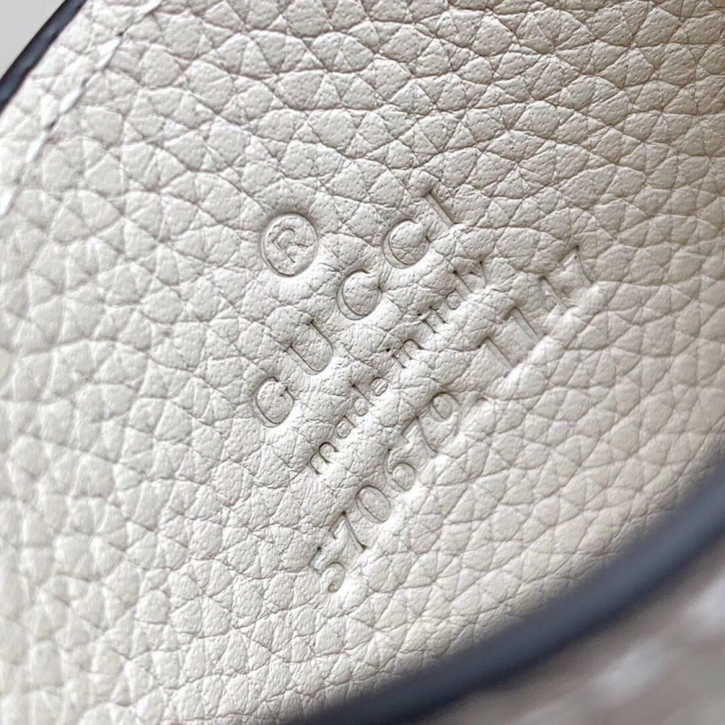 570679 Gucci Zumi系列卡片夾 粒面皮革卡包 白色