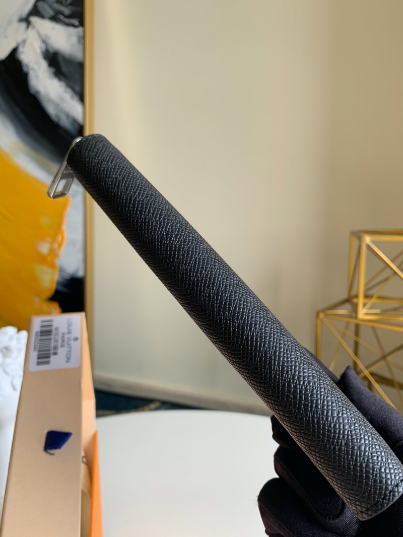 M30317 LV ZIPPY 拉鏈豎款錢夾 Taiga皮革錢包 黑色