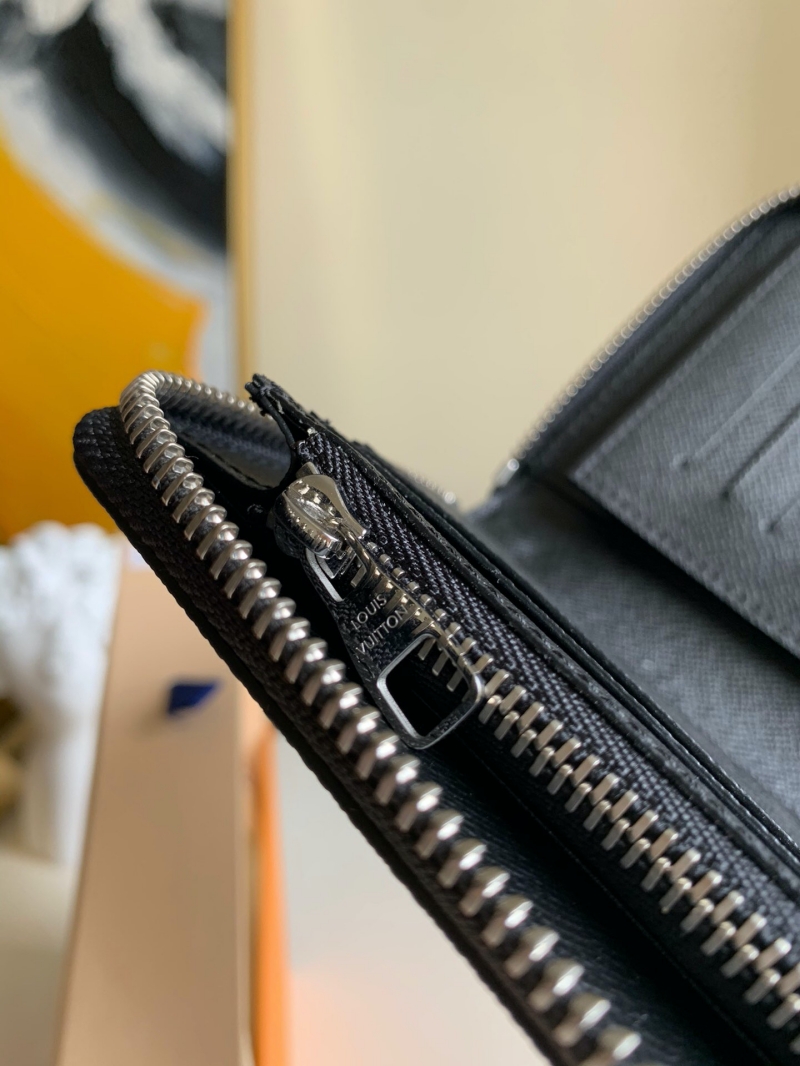 M30317 LV ZIPPY 拉鏈豎款錢夾 Taiga皮革錢包 黑色