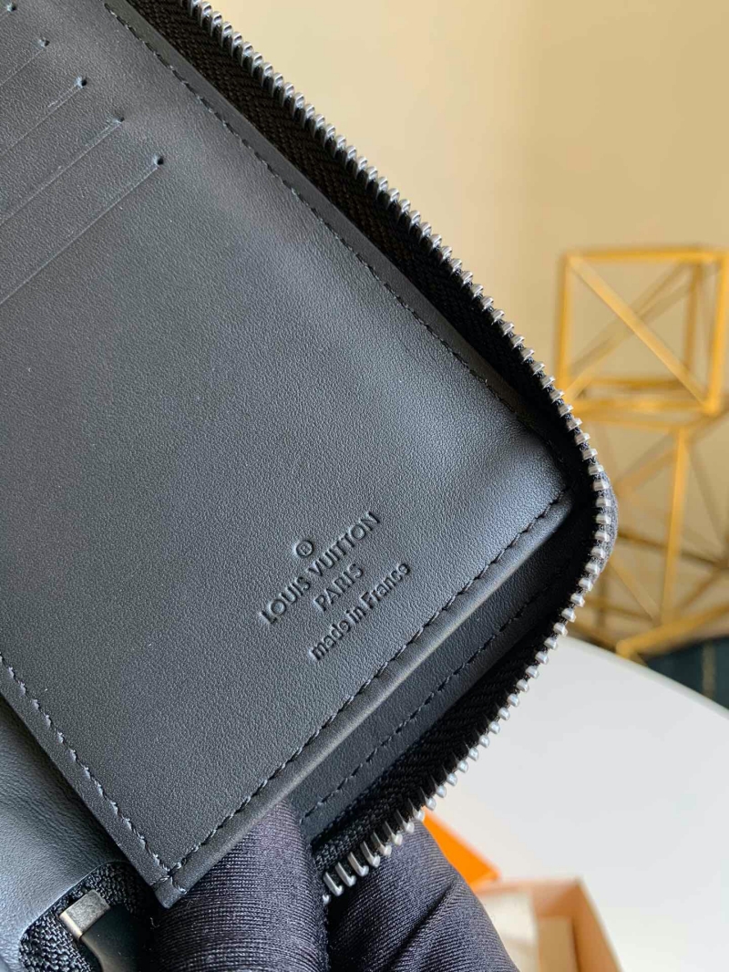 M69047 LV ZIPPY VERTICAL 錢夾 Taurillon皮革錢包 黑色