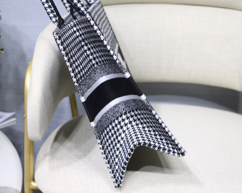 M1296 Dior Book Tote 小號手袋 黑白千鳥格刺繡