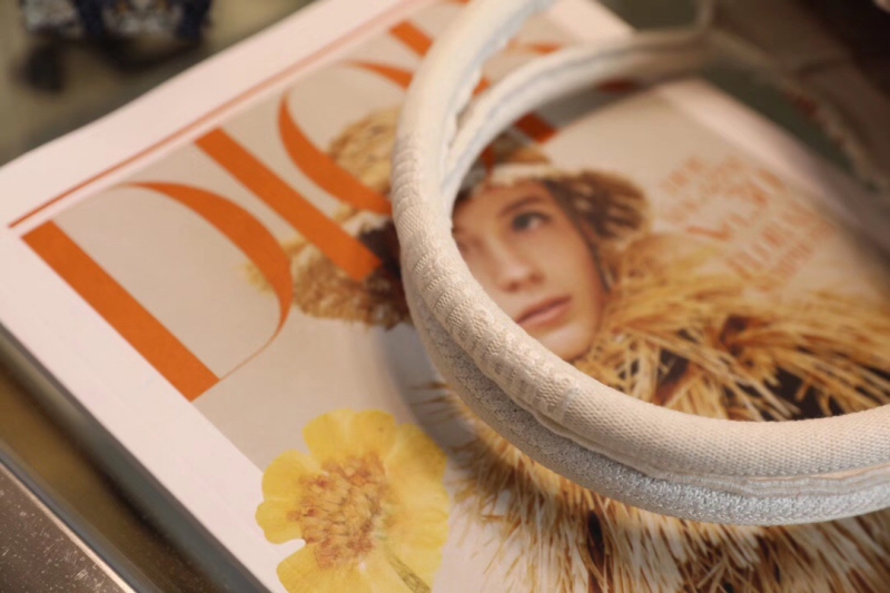 M1296 Dior Book Tote 小號(hào)手袋 白色迷彩配多色花卉刺繡