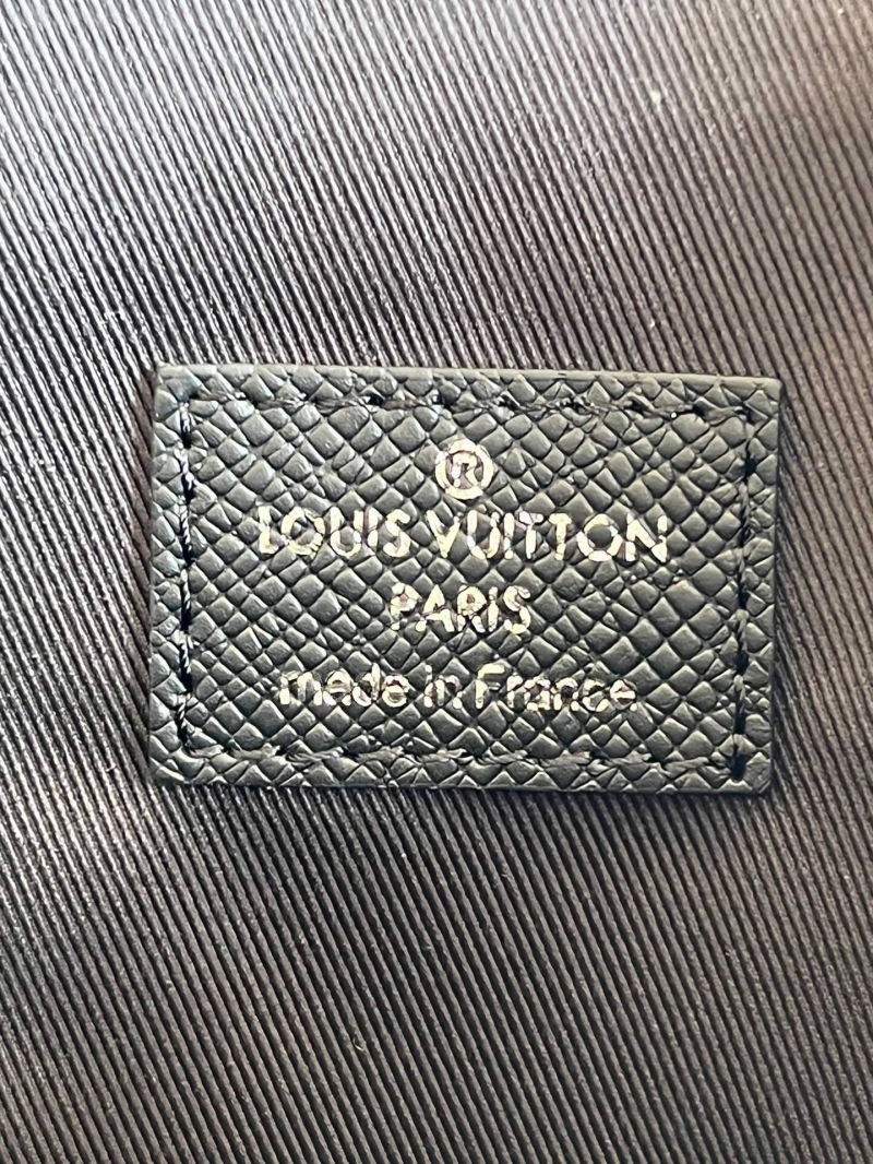 M30811 LV VERTICAL TOTE 手袋 Taiga 牛皮革單肩手提公文包