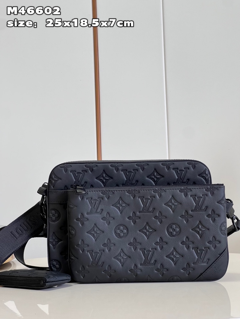 M46602 LV TRIO 郵差包 壓紋牛皮男士三合一斜挎包 黑色