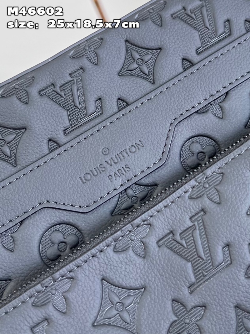 M46602 LV TRIO 郵差包 壓紋牛皮男士三合一斜挎包 黑色