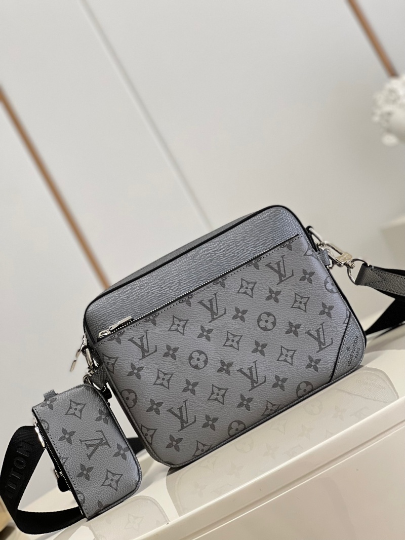 M46603 LV TRIO 郵差包 壓紋牛皮男士三合一斜挎包 灰色