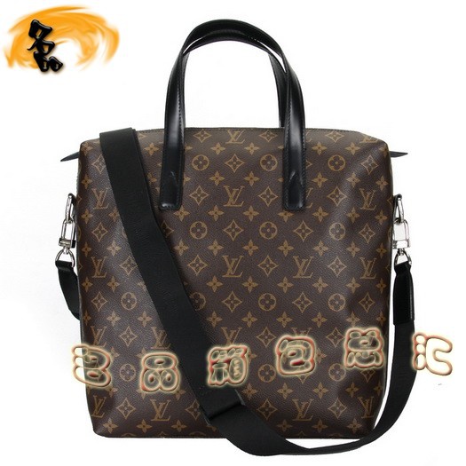 M40388細節圖 M40388 LV男包 LV最新款 LV斜挎包 LV老花系列 時尚男士休閑包