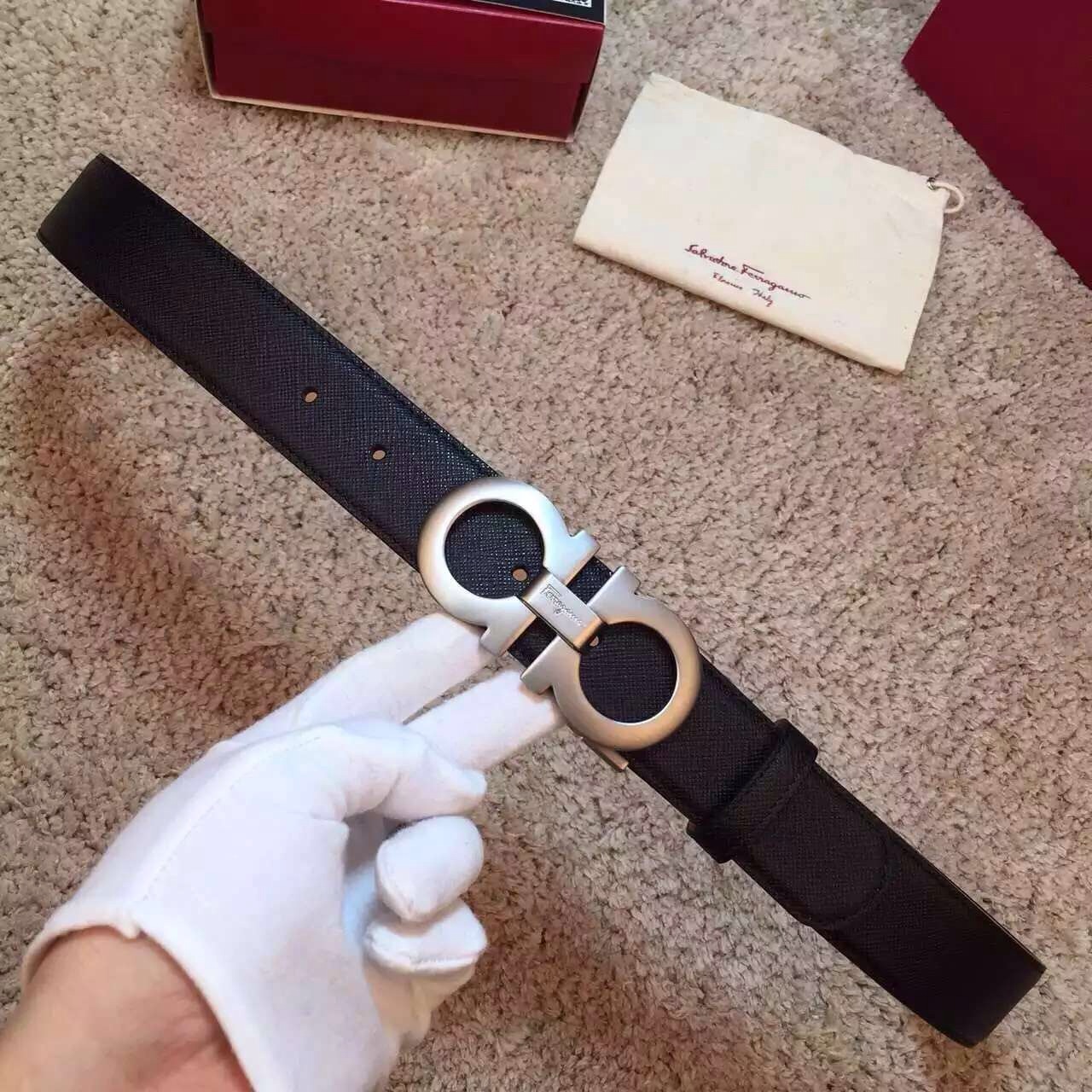 Ferragamo官網同步2017新款十字紋沙底搭配男士腰帶