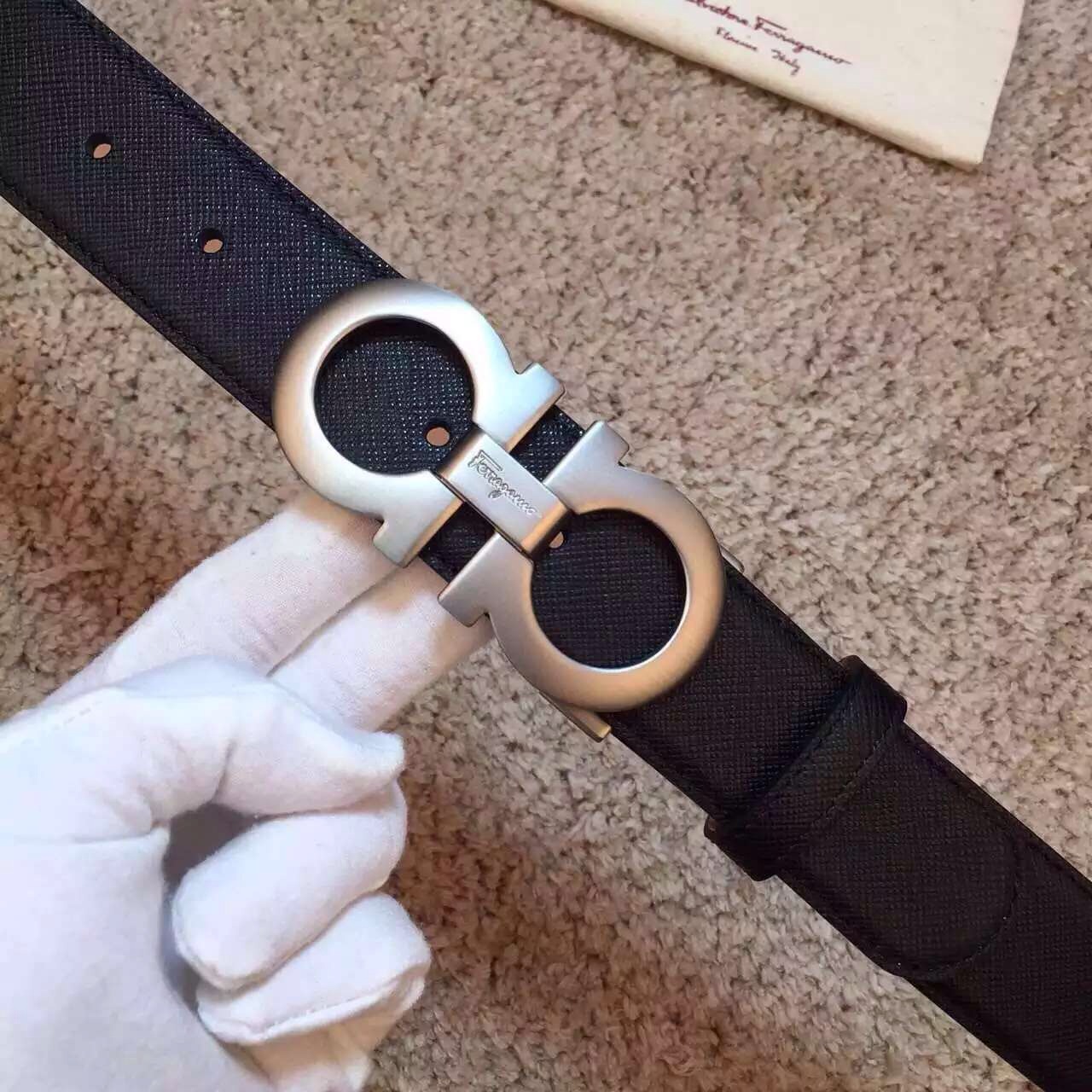 Ferragamo官網同步2017新款十字紋沙底搭配男士腰帶