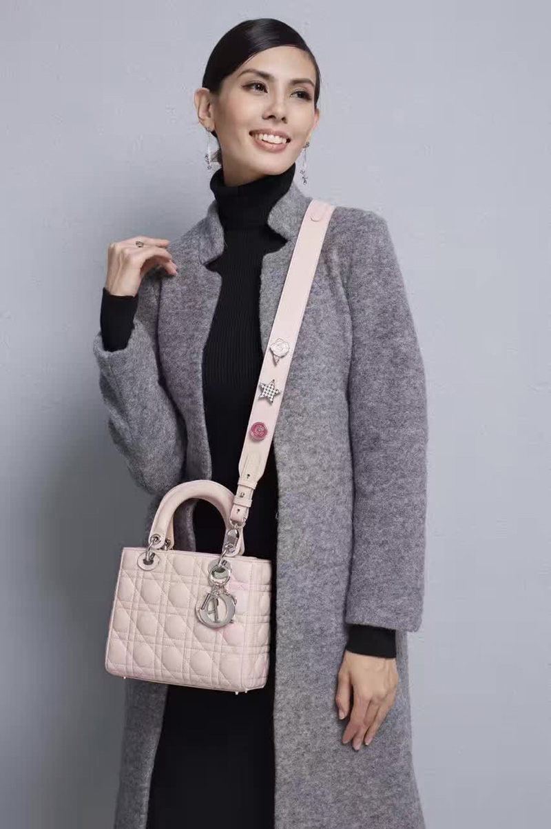 M0532OCAL M413 Dior LADY DIOR淺粉紅色小羊皮手提包 2017新款徽章戴妃包 淺粉