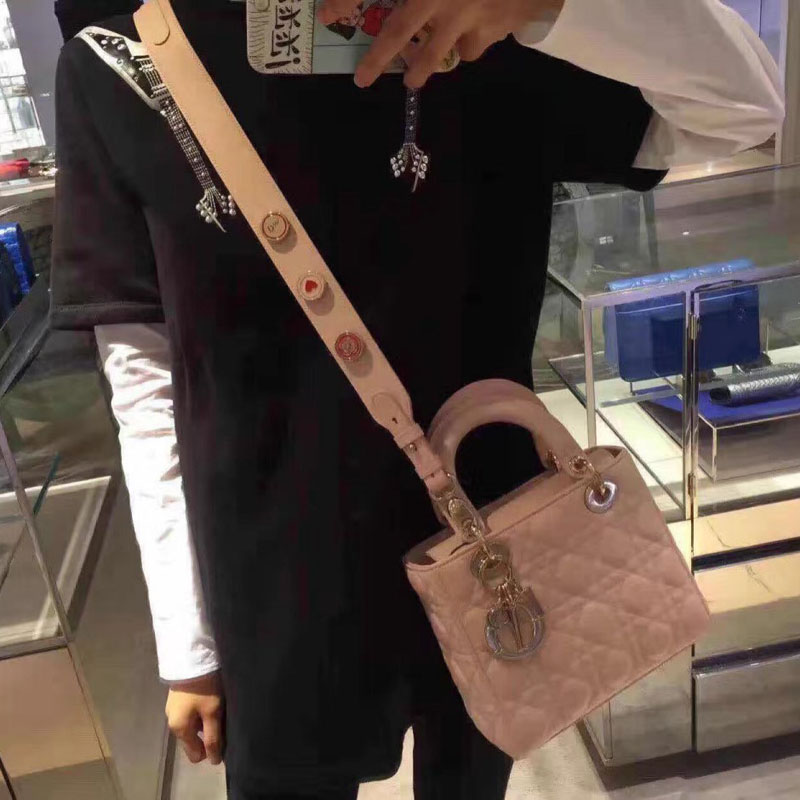 M0532OCAL M413 Dior LADY DIOR淺粉紅色小羊皮手提包 2017新款徽章戴妃包 淺粉