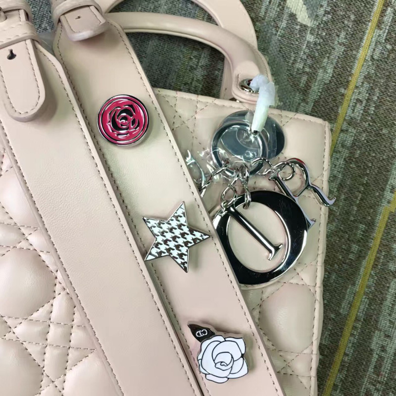 M0532OCAL M413 Dior LADY DIOR淺粉紅色小羊皮手提包 2017新款徽章戴妃包 淺粉