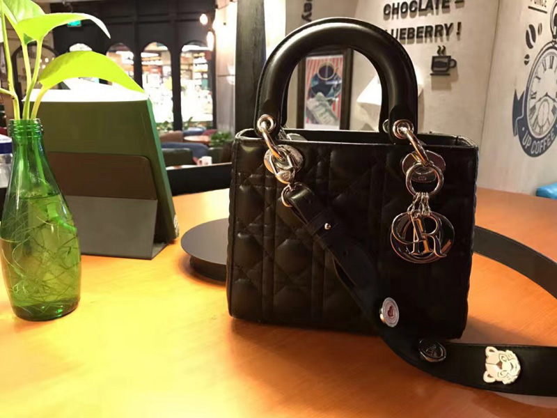 M0532OCAL M900 Dior “LADY DIOR”黑色小羊皮手提包 2017新款徽章戴妃包 黑色