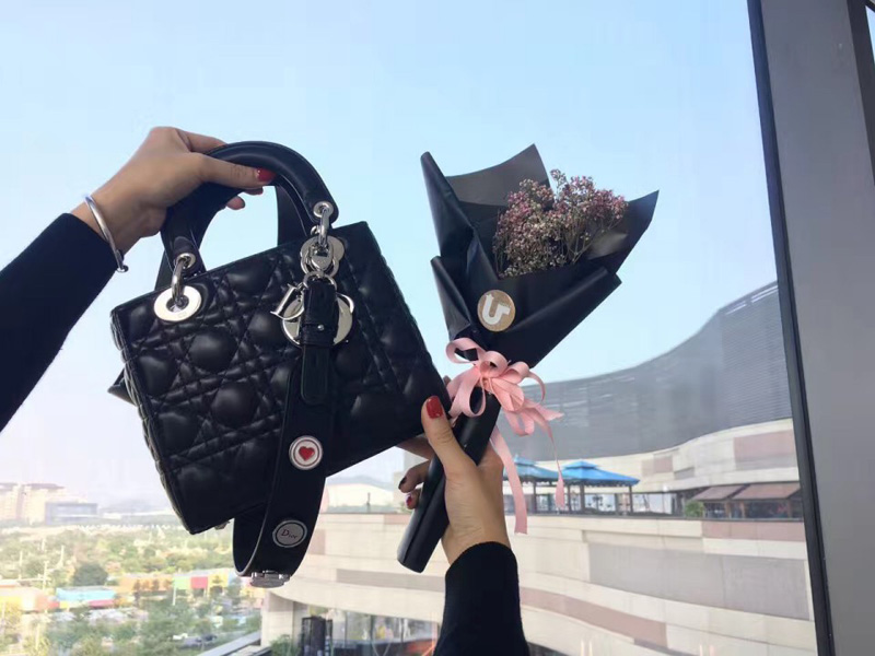 M0532OCAL M900 Dior “LADY DIOR”黑色小羊皮手提包 2017新款徽章戴妃包 黑色