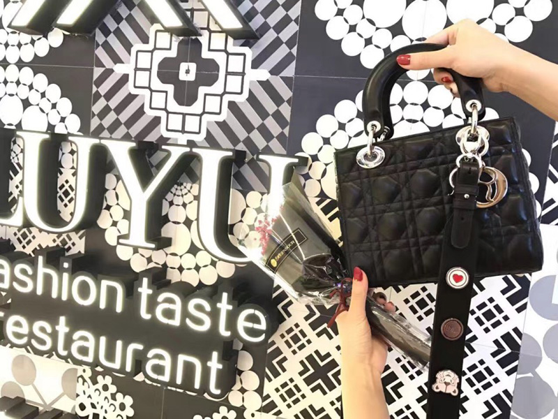 M0532OCAL M900 Dior “LADY DIOR”黑色小羊皮手提包 2017新款徽章戴妃包 黑色