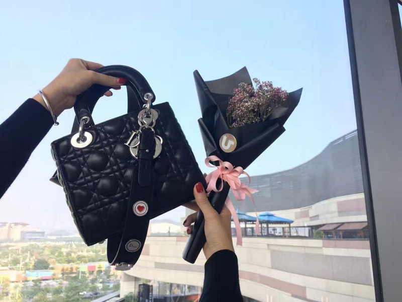 M0532OCAL M900 Dior “LADY DIOR”黑色小羊皮手提包 2017新款徽章戴妃包 黑色