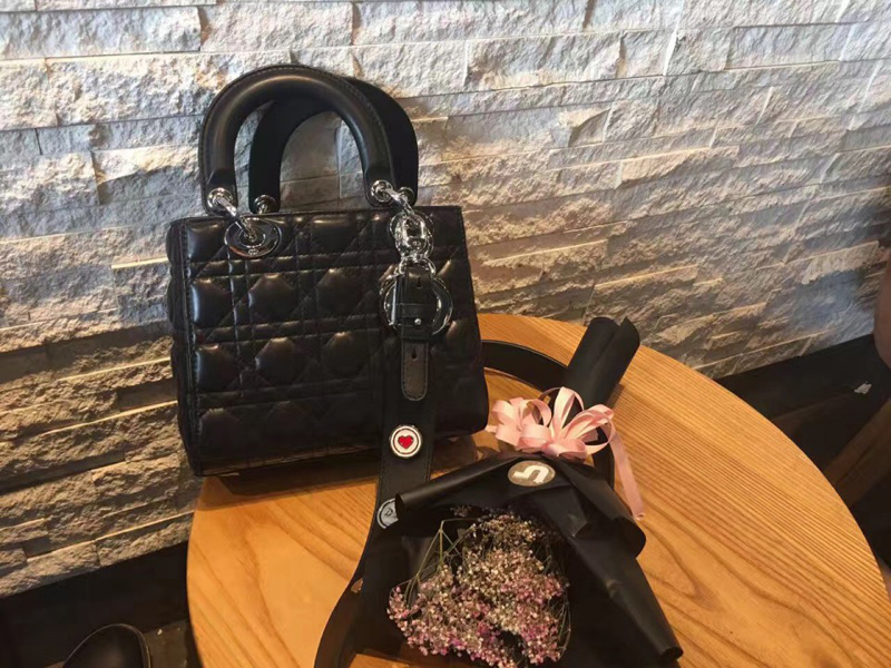 M0532OCAL M900 Dior “LADY DIOR”黑色小羊皮手提包 2017新款徽章戴妃包 黑色