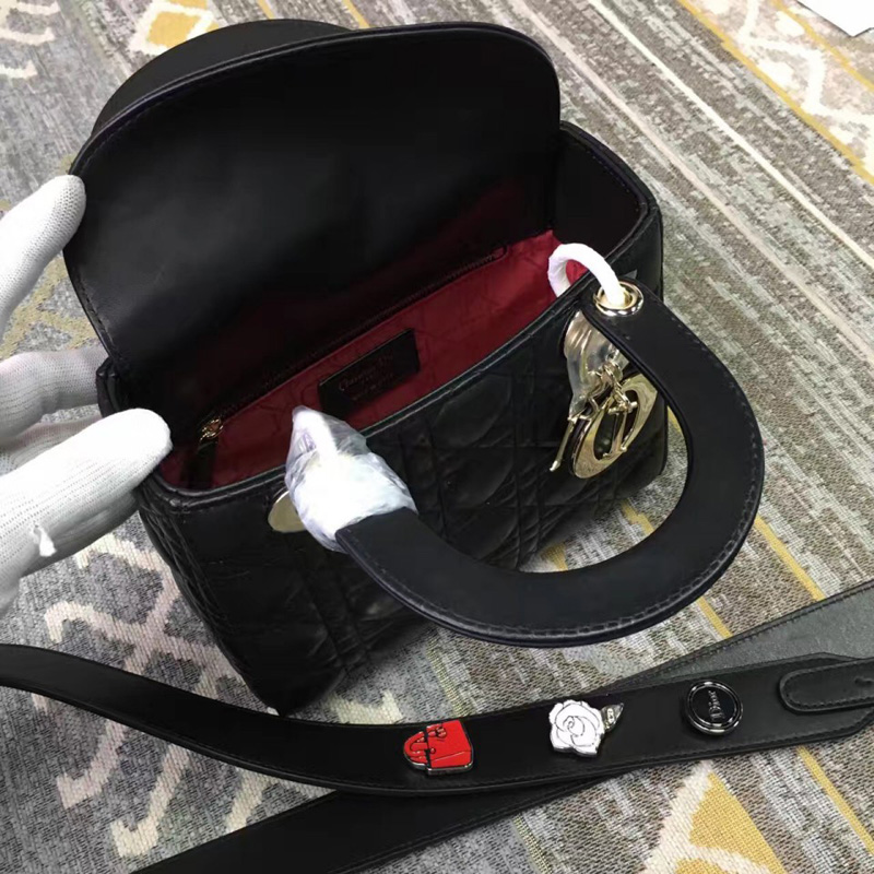 M0532OCAL M900 Dior “LADY DIOR”黑色小羊皮手提包 2017新款徽章戴妃包 黑色