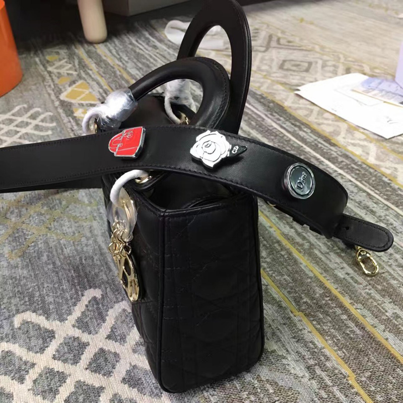 M0532OCAL M900 Dior “LADY DIOR”黑色小羊皮手提包 2017新款徽章戴妃包 黑色