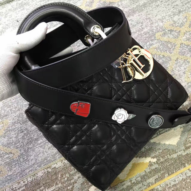 M0532OCAL M900 Dior “LADY DIOR”黑色小羊皮手提包 2017新款徽章戴妃包 黑色