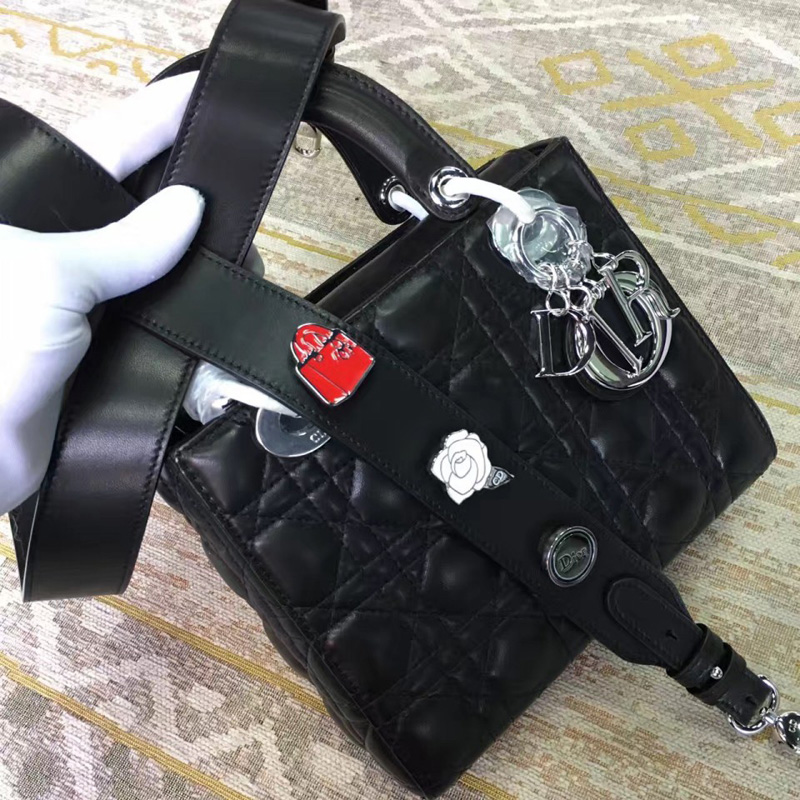 M0532OCAL M900 Dior “LADY DIOR”黑色小羊皮手提包 2017新款徽章戴妃包 黑色