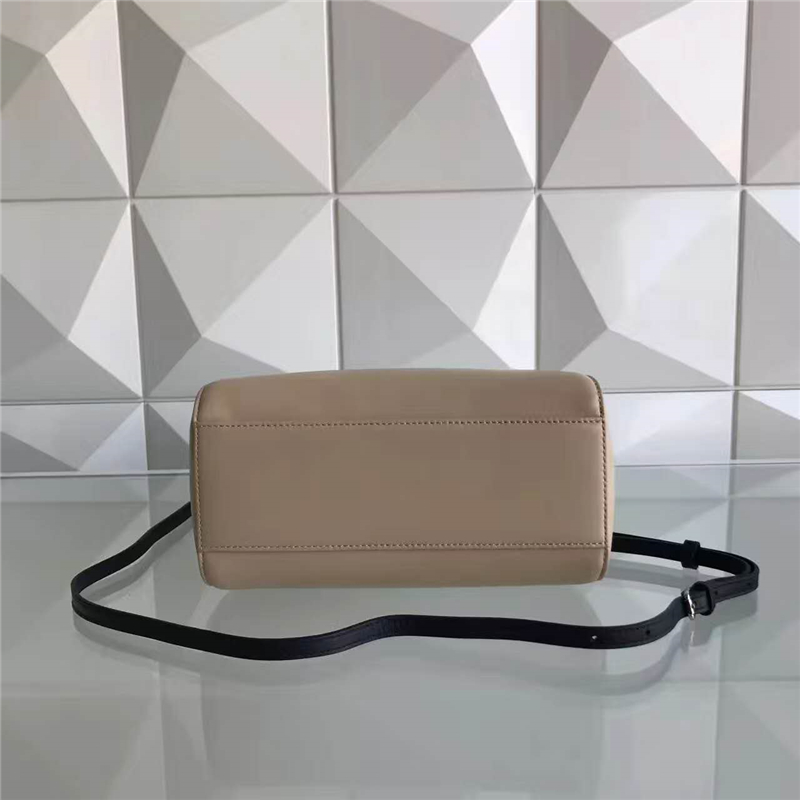 2590 FENDI 芬迪 拼色軟羊革 手提包 藍色內袋 金屬配件 米色