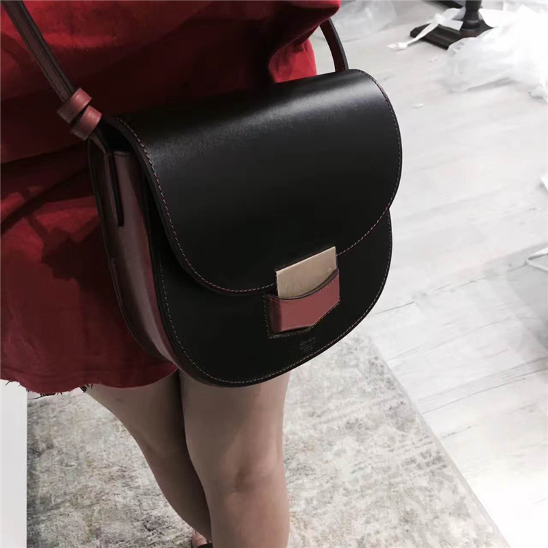 Celine 賽琳 Trotteur 小號牛皮 金扣 女士單肩斜挎翻蓋復(fù)古包馬鞍包 深啡/磚紅