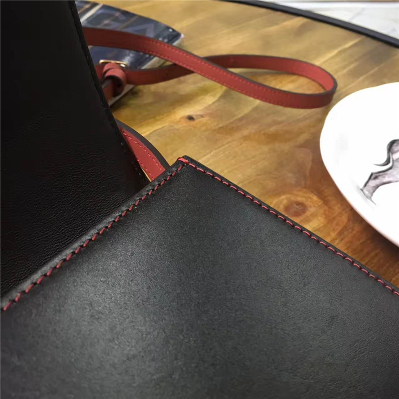 Celine 賽琳 Trotteur 小號牛皮 金扣 女士單肩斜挎翻蓋復(fù)古包馬鞍包 深啡/磚紅