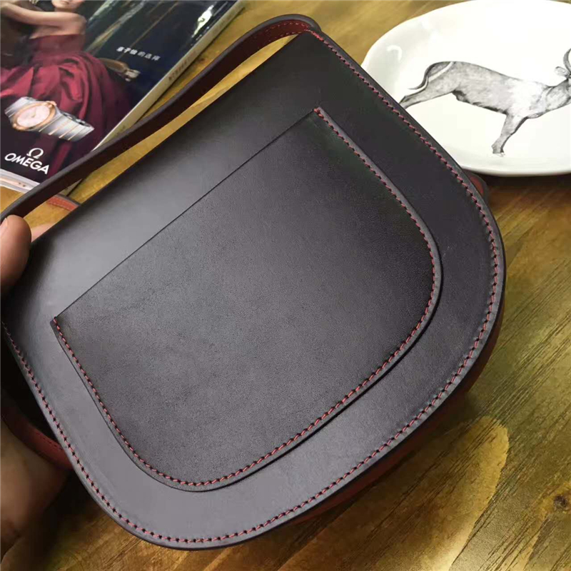 Celine 賽琳 Trotteur 小號牛皮 金扣 女士單肩斜挎翻蓋復(fù)古包馬鞍包 深啡/磚紅