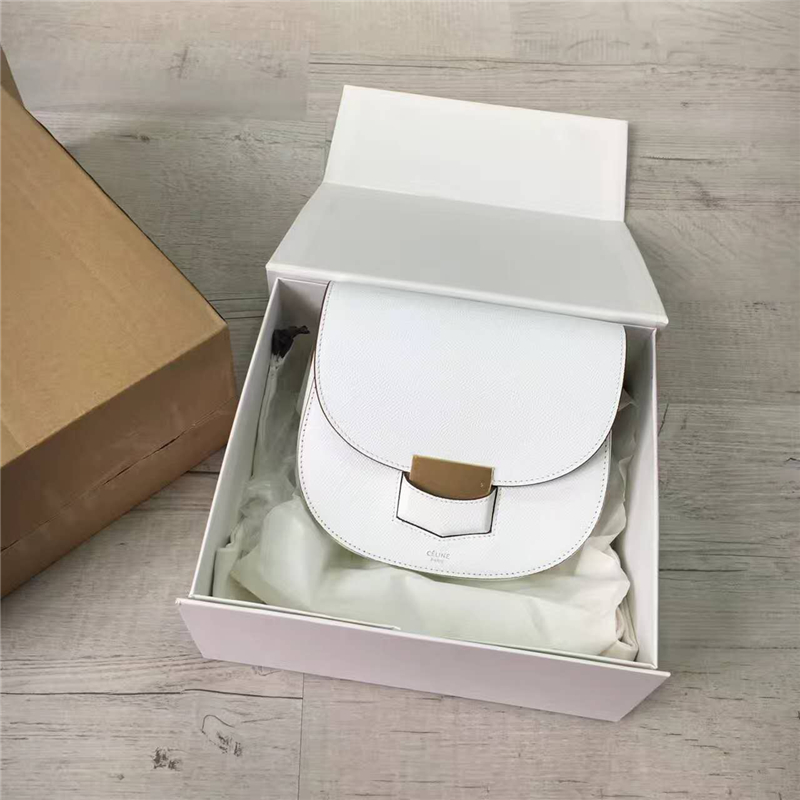 Celine 賽琳 Trotteur 小號牛皮 金扣 女士單肩斜挎翻蓋復古包馬鞍包 手掌白