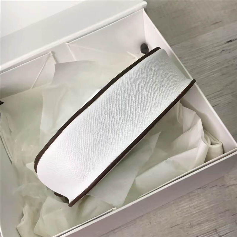 Celine 賽琳 Trotteur 小號牛皮 金扣 女士單肩斜挎翻蓋復古包馬鞍包 手掌白