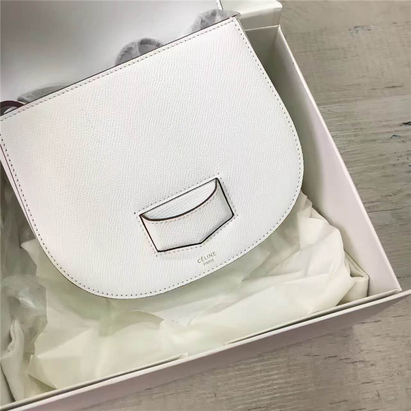 Celine 賽琳 Trotteur 小號牛皮 金扣 女士單肩斜挎翻蓋復古包馬鞍包 手掌白