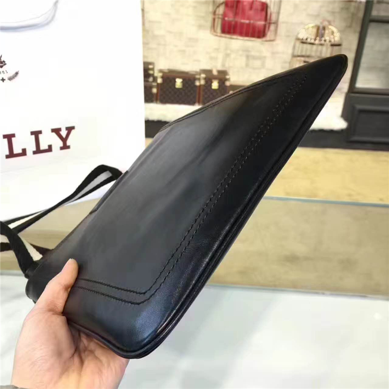 BALLY歐洲裝柜新款 進口牛皮 休閑牛皮男士斜挎包 黑色