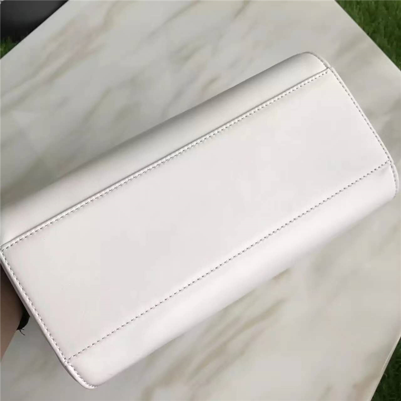 2590 FENDI 芬迪 軟羊皮革手提包 金屬配件 白色