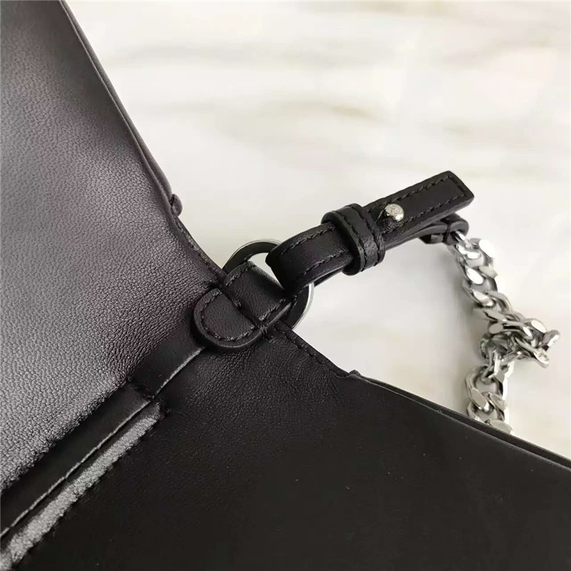 FENDI 芬迪 8770 時(shí)裝秀款 Micro Baguette 壓紋雙面鏈條包 黑色