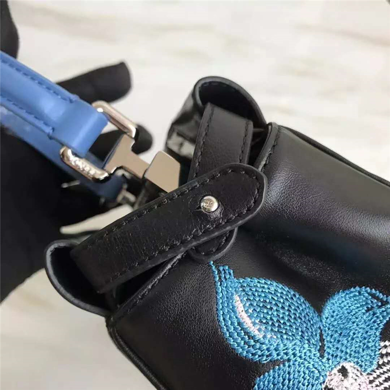 2590 FENDI 芬迪 繡花時裝秀 手工刺繡 手提包斜挎包 淺藍花