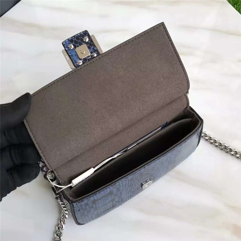 8765C FENDI 芬迪 時裝秀DOUBLE MICRO BAGUETTE 水蛇皮蟒蛇皮 花朵裝飾 鏈條包 紅配白