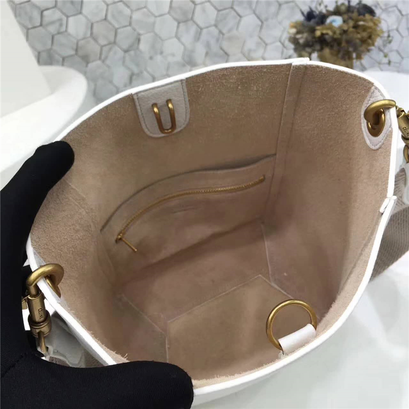 Celine 賽琳 Seau Sangle 真皮荔枝紋 寬肩帶 Sangle水桶包 白色