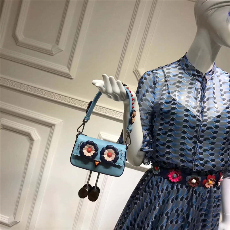 203 FENDI 芬迪 小怪獸帶腳包 拼色花朵鉚釘 鏈條手提肩包 天藍色