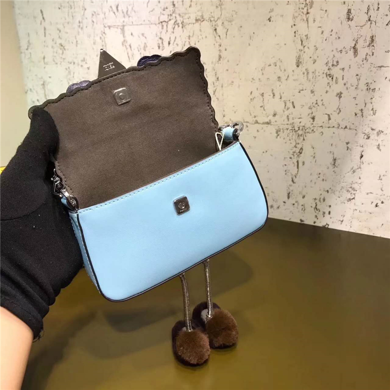 203 FENDI 芬迪 小怪獸帶腳包 拼色花朵鉚釘 鏈條手提肩包 天藍色